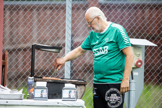Personal fixar hamburgare innan fotbollsmatchen i