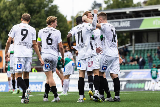 GAIS Julius Lindberg jublar med lagkamrater