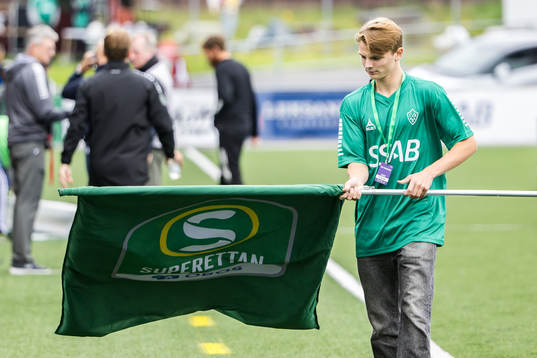 Fanbärare innan fotbollsmatchen i Superettan mellan Brage