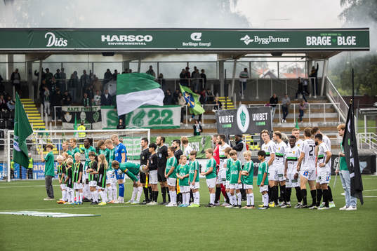 Lineup innan fotbollsmatchen i Superettan mellan Brage och