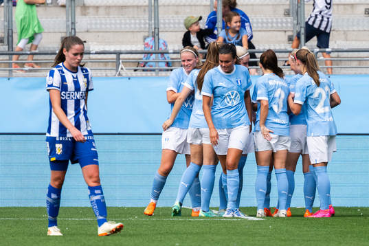 Malmö FFs Sarah Mellouk jublar med lagkamrater