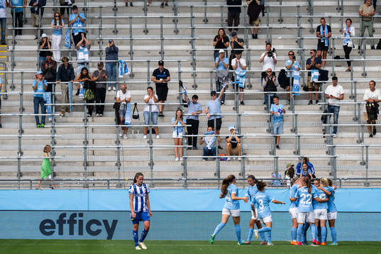 Malmö FFs Sarah Mellouk jublar med lagkamrater
