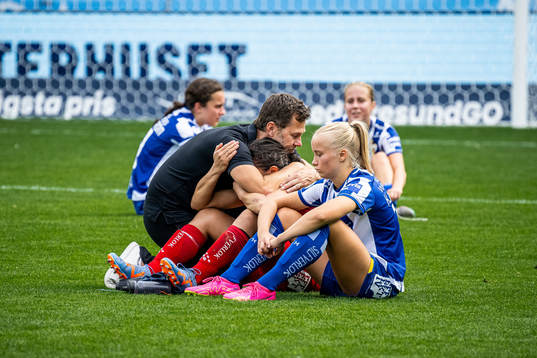IFK Göteborgs huvudtränare Peter Svanström tröstar