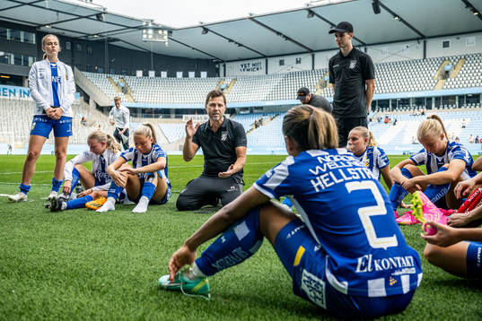 IFK Göteborgs huvudtränare Peter Svanström pratar med
