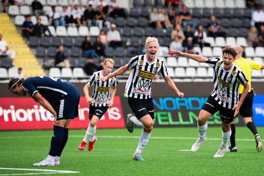 Landskronas Emil Lindman jublar