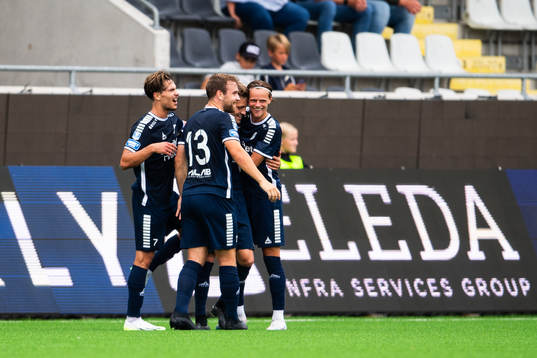 Utsiktens Erik Westermark jublar med lagkamrater