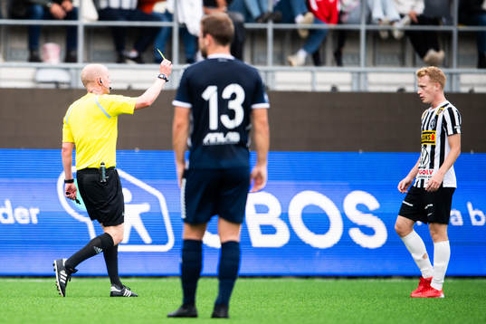 Domare Per Melin delar ut ett gult kort till Landskronas