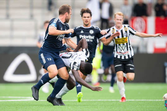 Landskronas Ousmane Diawara trycks ned av Utsiktens Erik