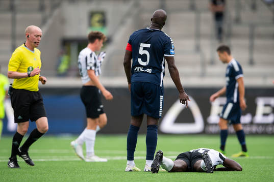 Utsiktens Ronald Mukiibi pekar på Landskronas Ousmane