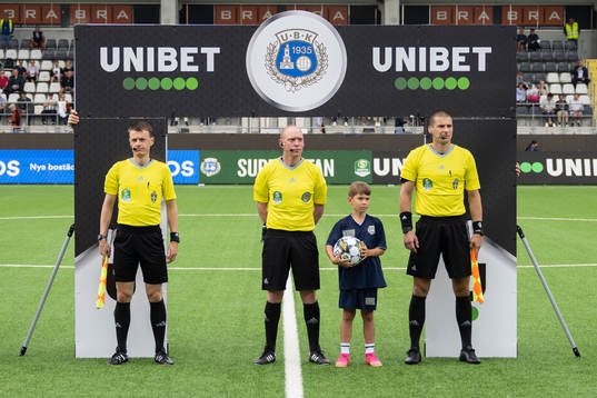 Domartrion bestående av assisterande domare Viktor