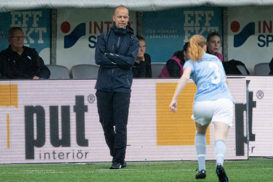 Vikens tränare Patric Mossbergunder fotbollsmatchen i Div
