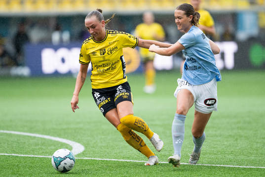 Elfsborgs Stina Jensen och Vikens Evelina Väyrynen
