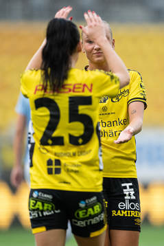 Elfsborgs Stina Jensen jublar med Izabella Bergström (rygg