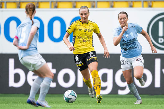 Elfsborgs Stina Jensen och Vikens Evelina Väyrynen