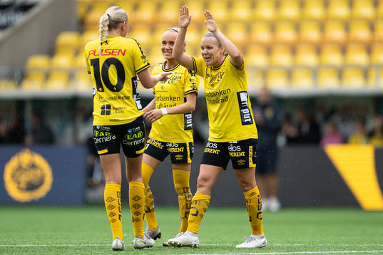Elfsborgs Tea Skoglund och Linda Westberg Carlsson jublar