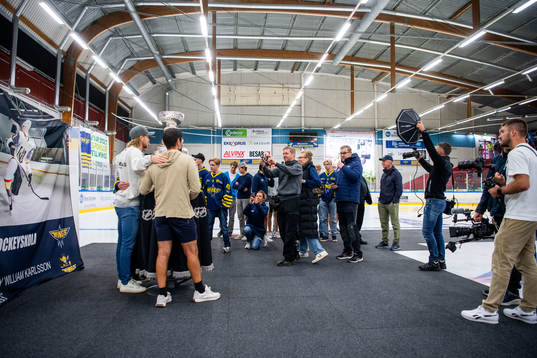 William Karlsson visar upp Stanley Cup-pokalen