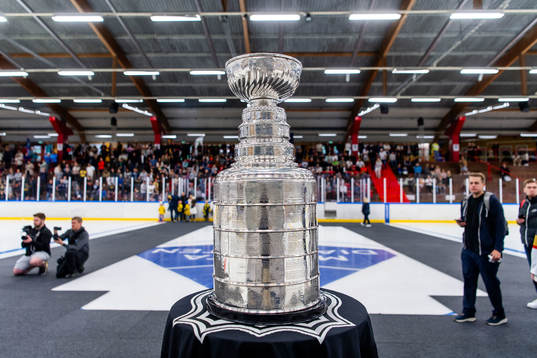 William Karlsson visar upp Stanley Cup-pokalen