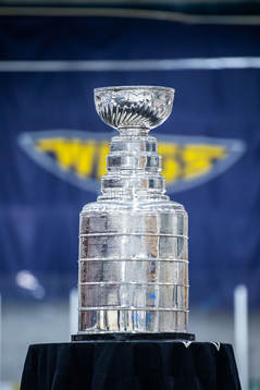 William Karlsson visar upp Stanley Cup-pokalen