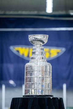 William Karlsson visar upp Stanley Cup-pokalen