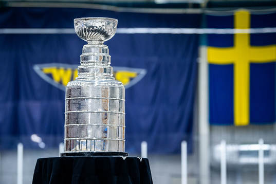 William Karlsson visar upp Stanley Cup-pokalen