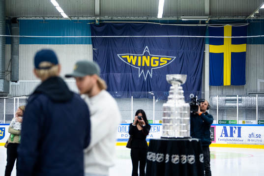 Arlanda Wings tifo när William Karlsson visar upp Stanley