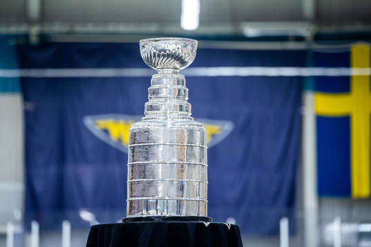 William Karlsson visar upp Stanley Cup-pokalen