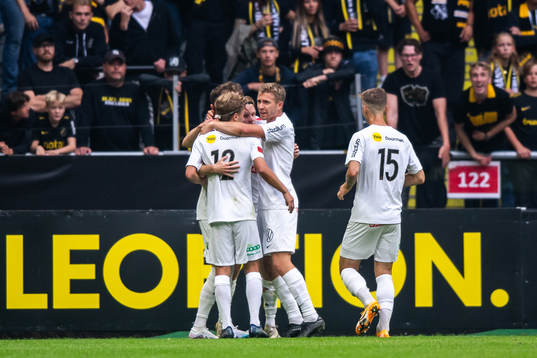 Brommapojkarnas Alexander Johansson jublar med lagkamrater