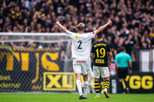 Brommapojkarnas Torbjörn Lysaker Heggem jublar