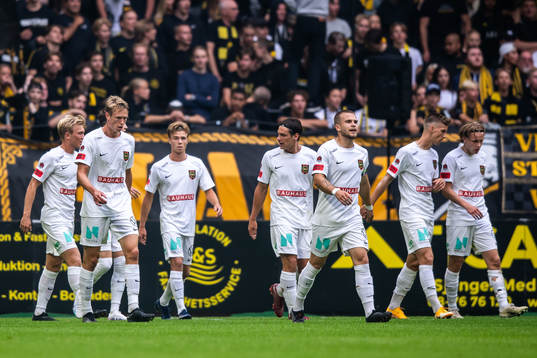 Brommapojkarnas Alexander Johansson jublar med lagkamrater