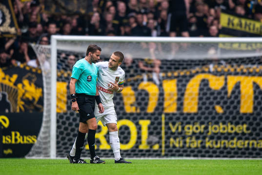 Domare Joakim Östling och Brommapojkarnas Amadeus Sögaard
