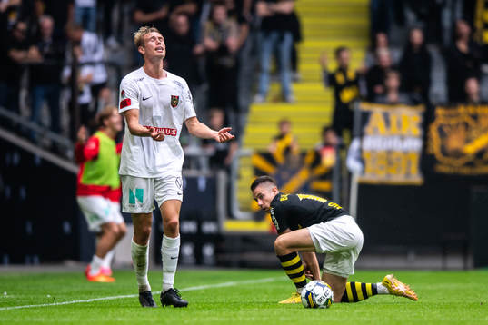Brommapojkarnas Torbjörn Lysaker Heggem och AIKs Dino