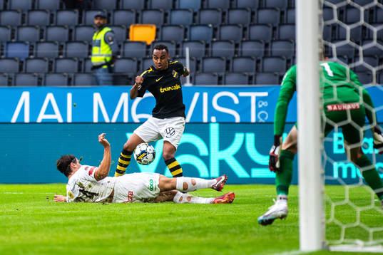 Brommapojkarnas Kevin Ackermann och AIKs Bilal Hussein