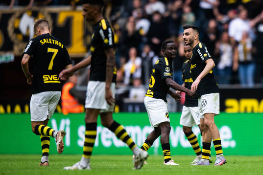 AIKs Erick Otieno och Ioannis Pittas jublar
