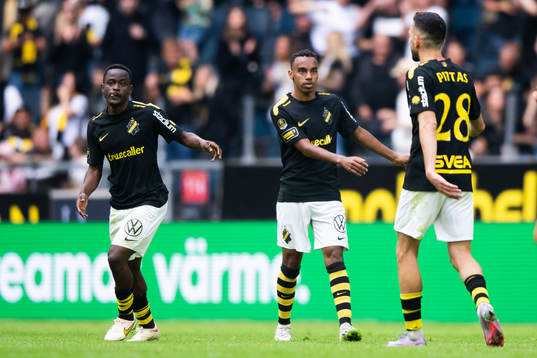 AIKs Erick Otieno jublar med lagkamrater