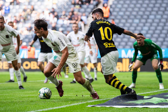 Brommapojkarnas Kevin Ackermann och AIKs Jimmy Durmaz