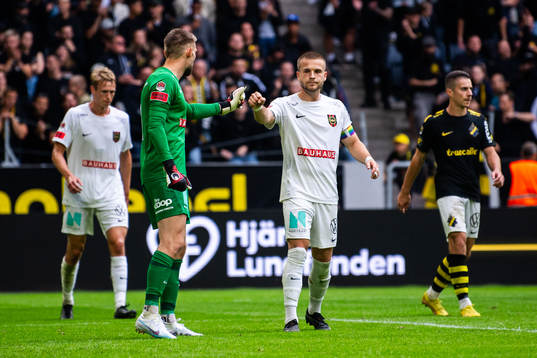 Brommapojkarnas målvakt Lucas Hägg Johansson och Amadeus