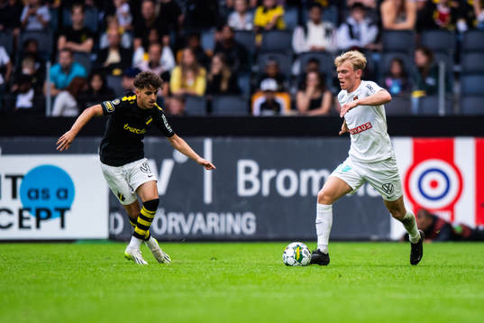 AIKs Taha Ayari och Brommapojkarnas Alexander Jensen
