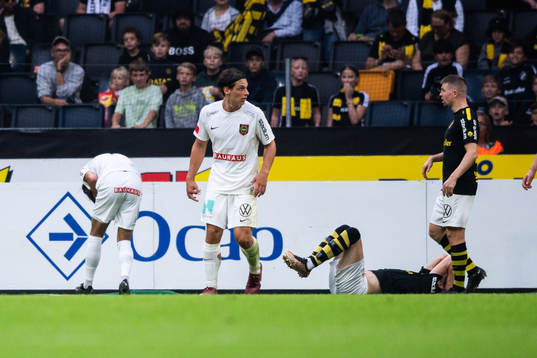 Brommapojkarnas Monir Jelassi och AIKs Jetmir Haliti har ont