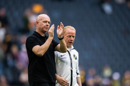 AIKs tränare Henning Berg deppar