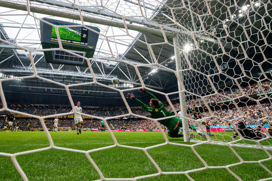 AIKs Erick Otieno gör 1-1 bakom Brommapojkarnas målvakt