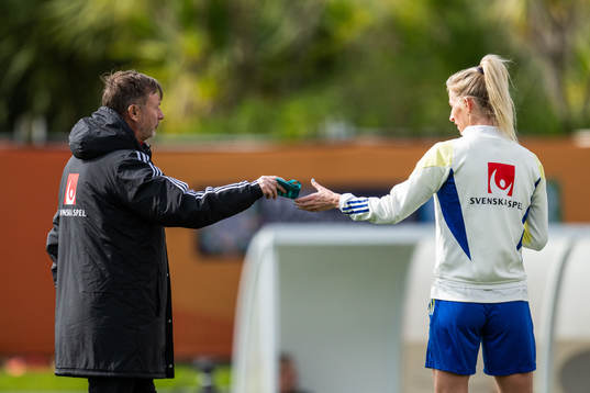 Head coach Peter Gerhardsson hands over a captain’s