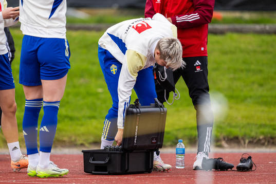 Lina Hurtig takes a GPS of the Swedish women's national