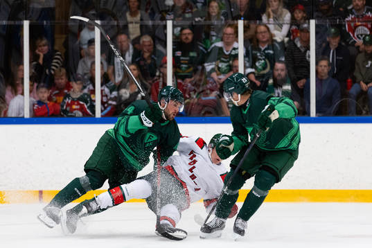 Färjestads Jonathan Andersson tacklar Frölundas Noah Hasa