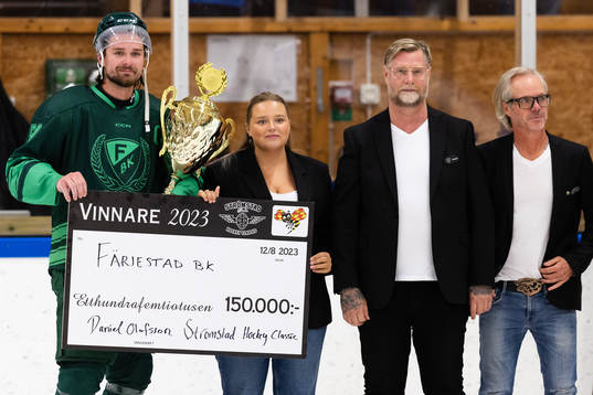 Färjestads Linus Johansson med pokal och check