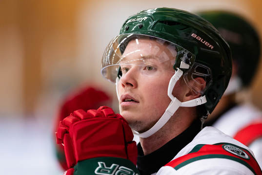 Frölundas Linus Öberg innan ishockeymatchen i Strömstad