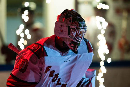 Frölundas målvakt Frederik Dichow innan ishockeymatchen i