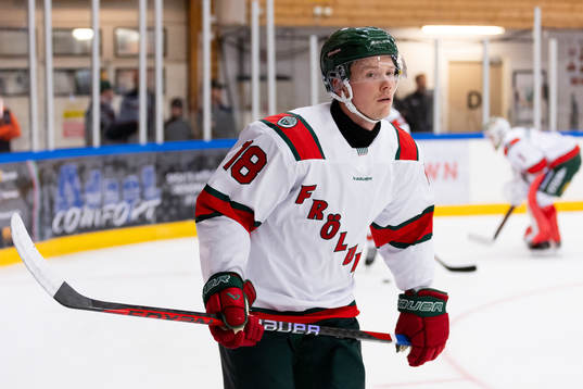 Frölundas Linus Öberg innan ishockeymatchen i Strömstad