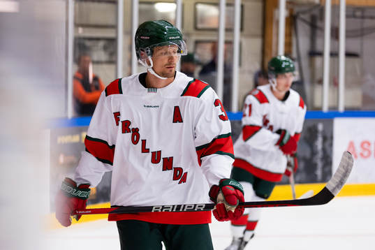 Frölundas Nicklas Lasu innan ishockeymatchen i Strömstad