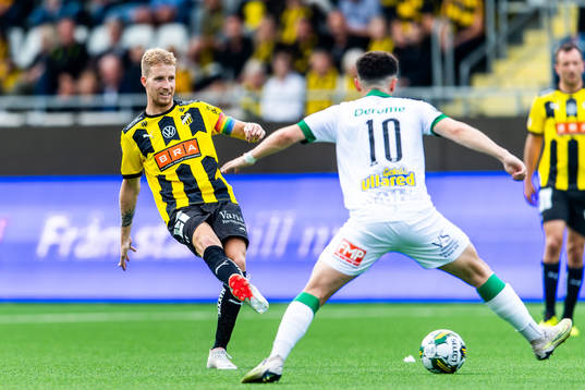 Häckens Samuel Gustafson och Varbergs Ismet Lushaku