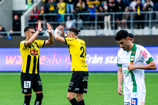 Häckens Srdjan Hrstic och Amor Layouni jublar